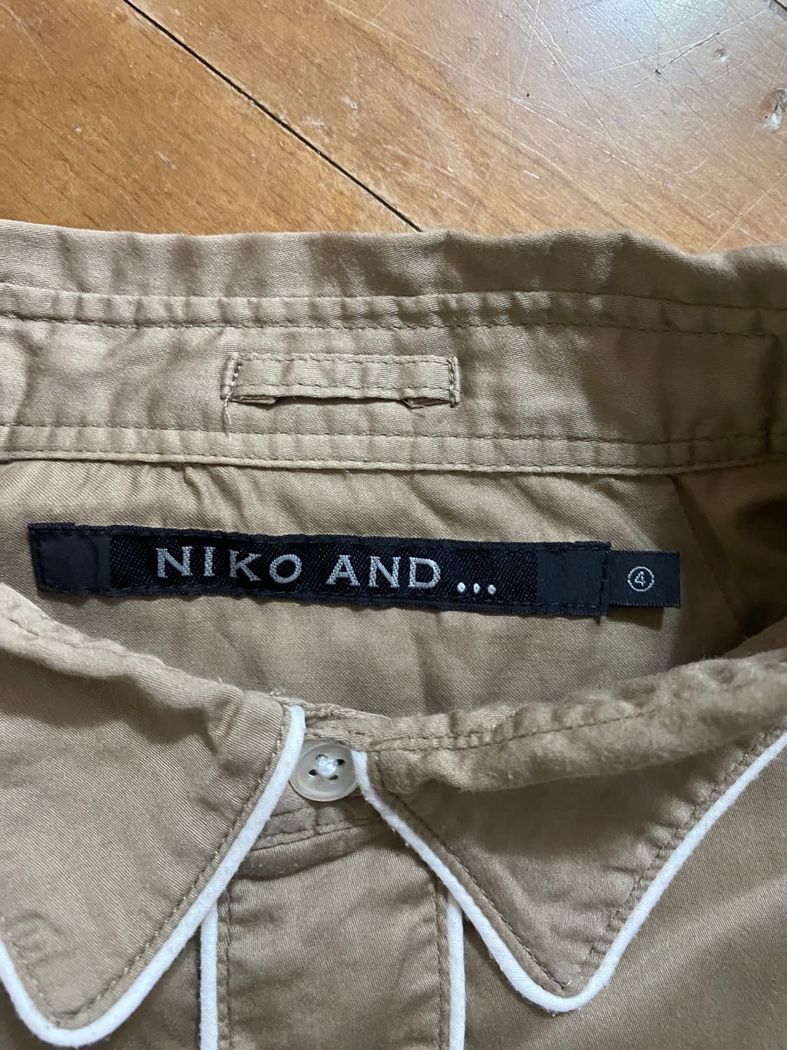 NIKO AND... 베이지 파이핑 반팔 셔츠 4 (105) 상품이미지2