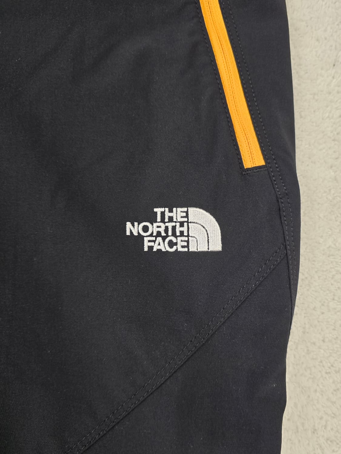 노스페이스 여성 아웃도어바지.새상품급.   
싸이즈 26 상품이미지4