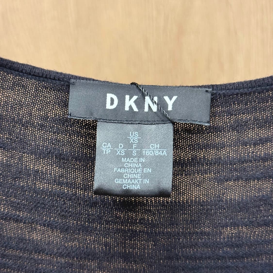 도나카란 브이넥 시스루 니트 반팔 탑 드레이프 셔링 디테일 블랙 상품이미지7