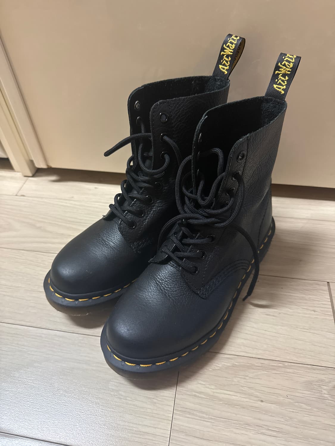 닥터마틴 8홀 부츠 상품이미지1