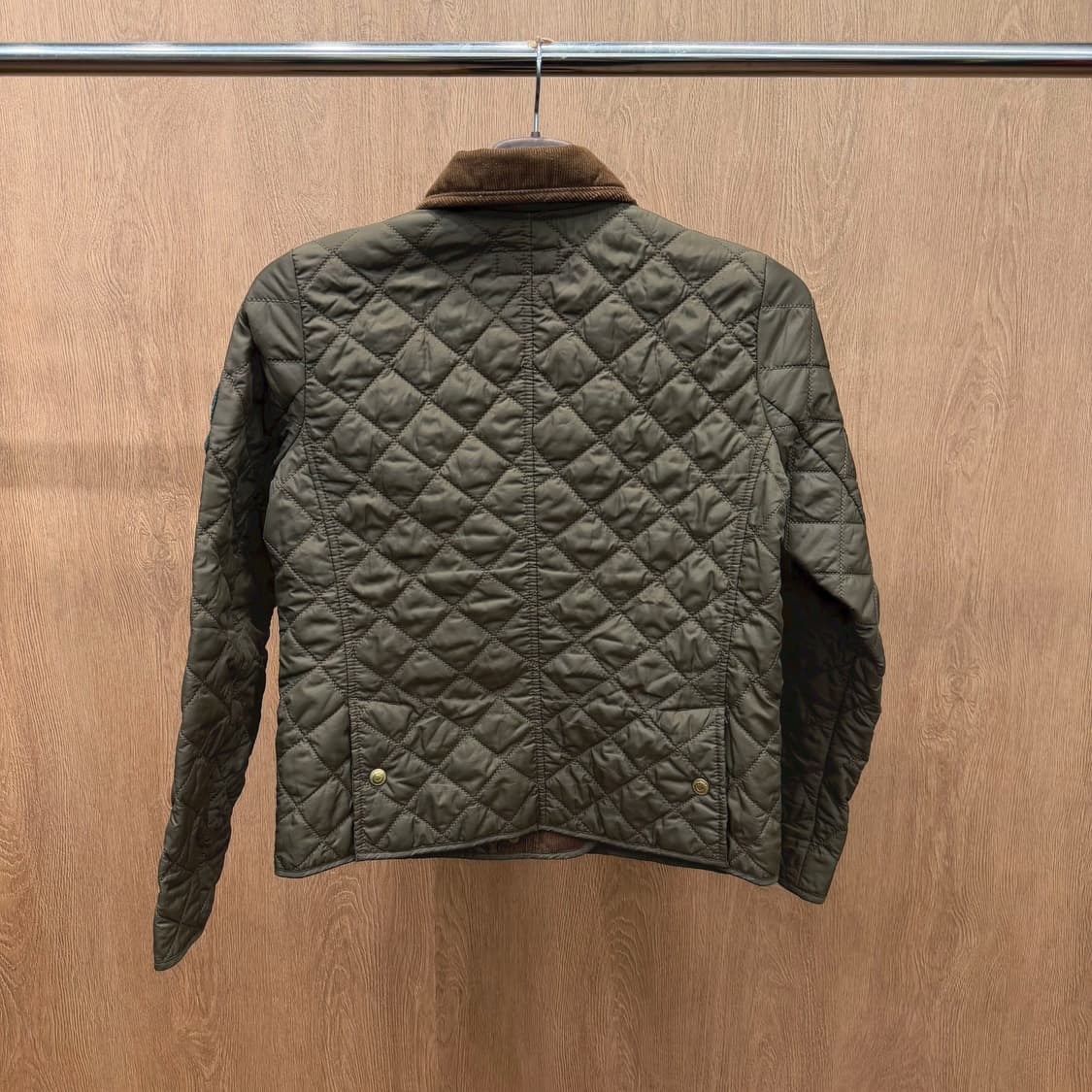 폴로 진스 컴퍼니 퀄팅 자켓 코듀로이 카라 배색 로고 패치 디테일 브라운 상품이미지3