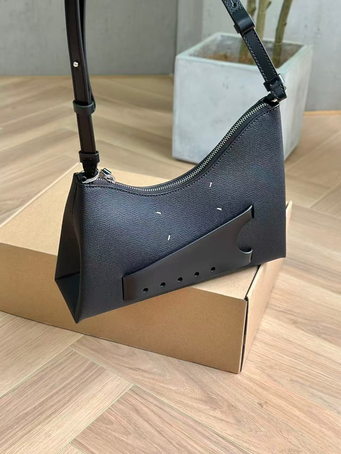 MM6 메종 마르지엘라 새틴 핸드백 블랙 상품이미지1