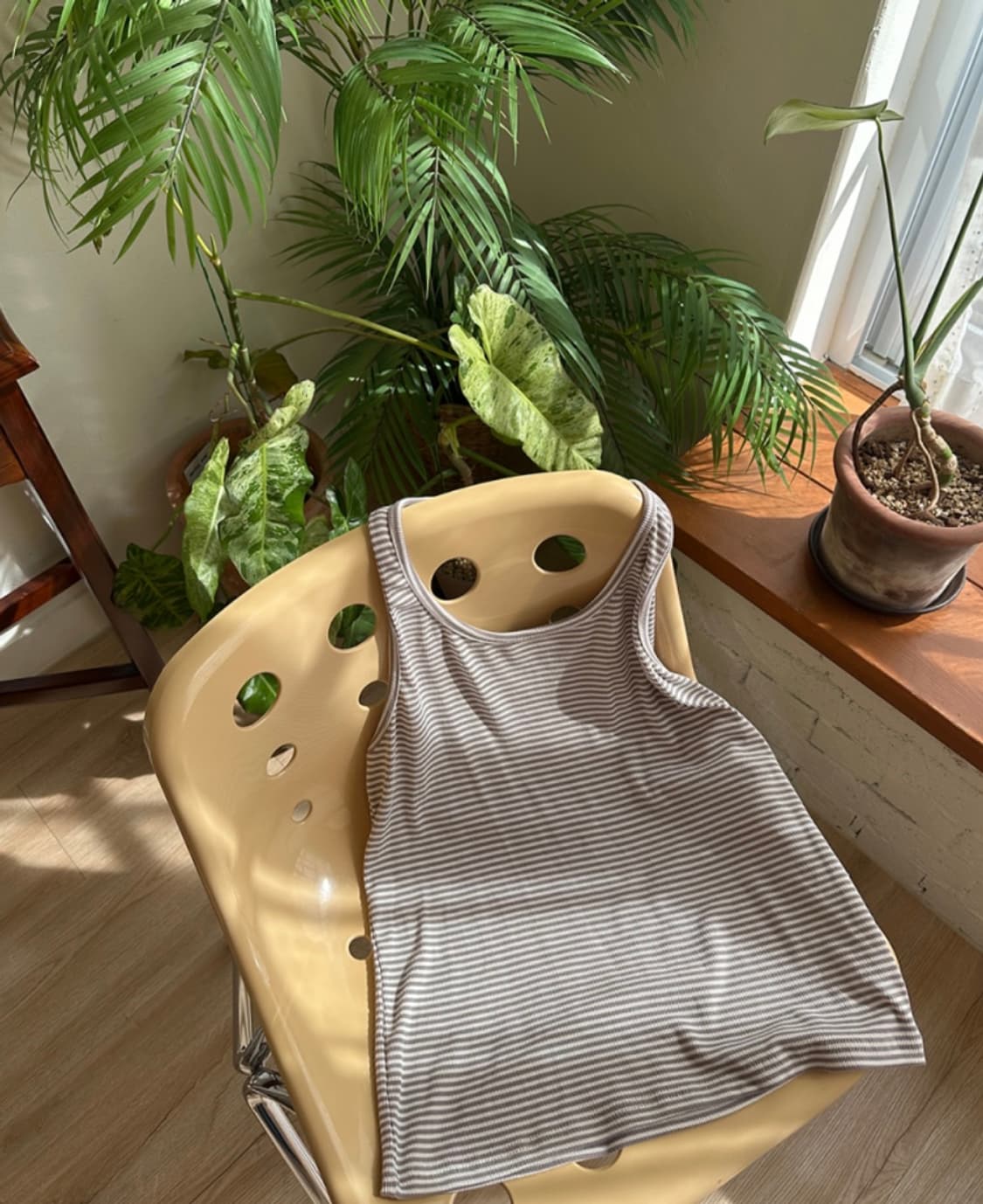 리치무드 요피 홀터넥 스트라이프 나시 모카 상품이미지1