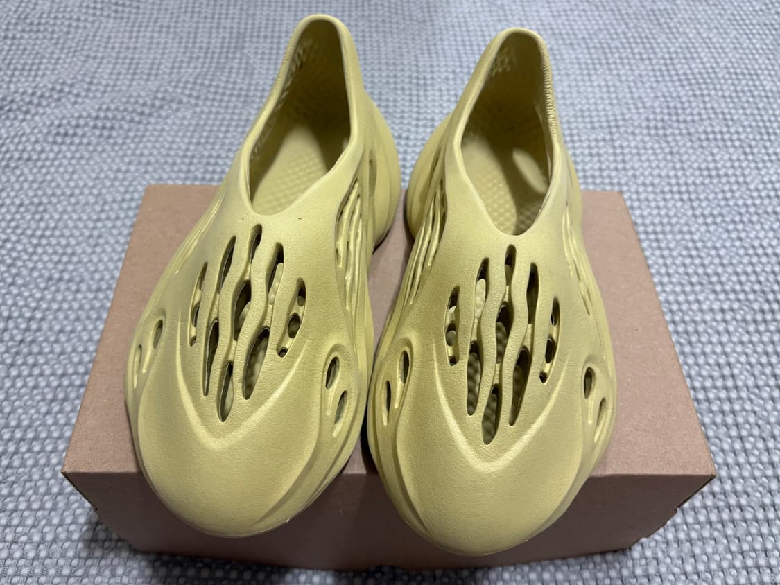 아디다스 이지 폼 러너 설퍼 255 상품이미지1