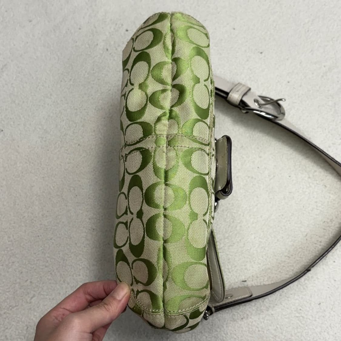 COACH 그린 시그니처 소호 버클 숄더백 상품이미지4