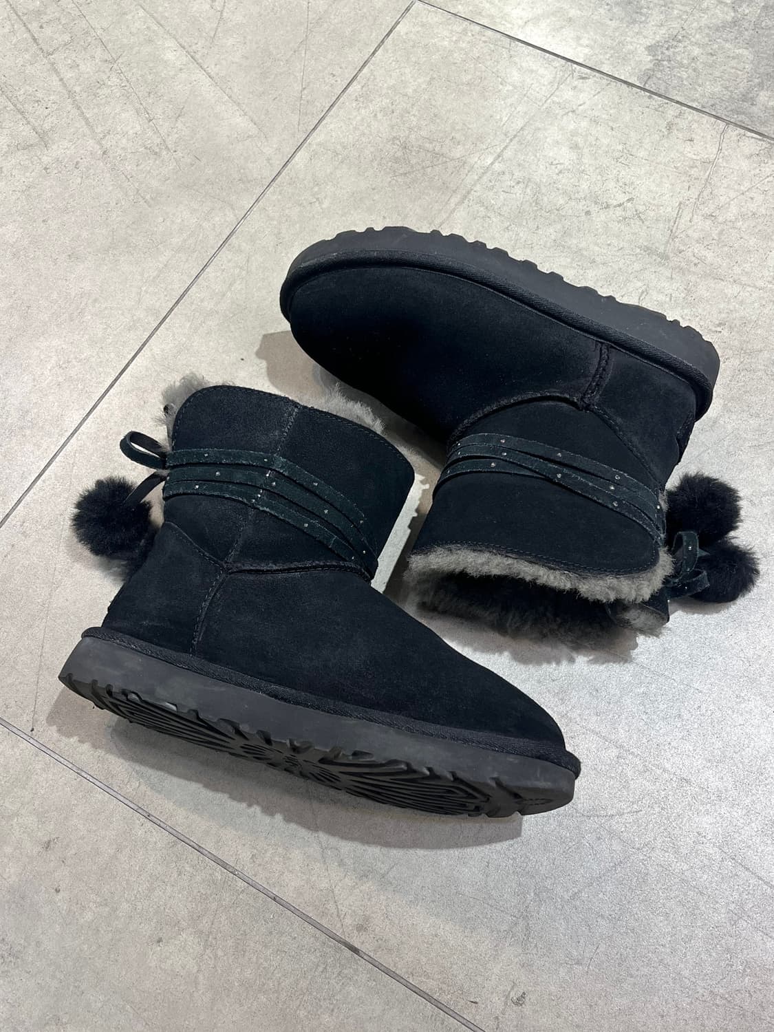 Ugg 리본 폼폼이 블랙 부츠 상품이미지1