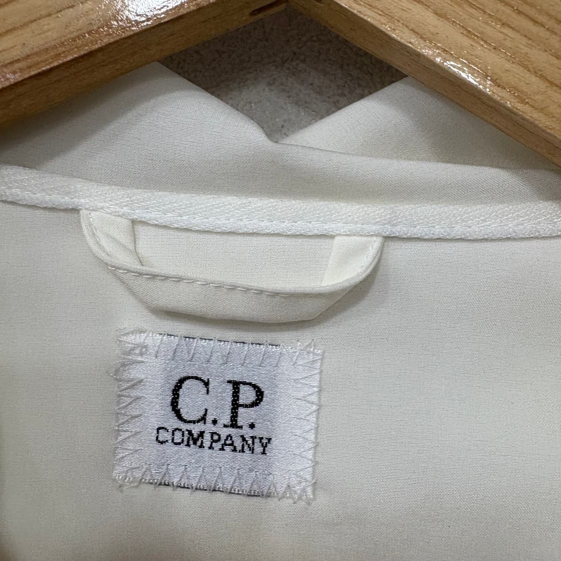 CP컴퍼니 화이트 후드 프로텍트 자켓 상품이미지4