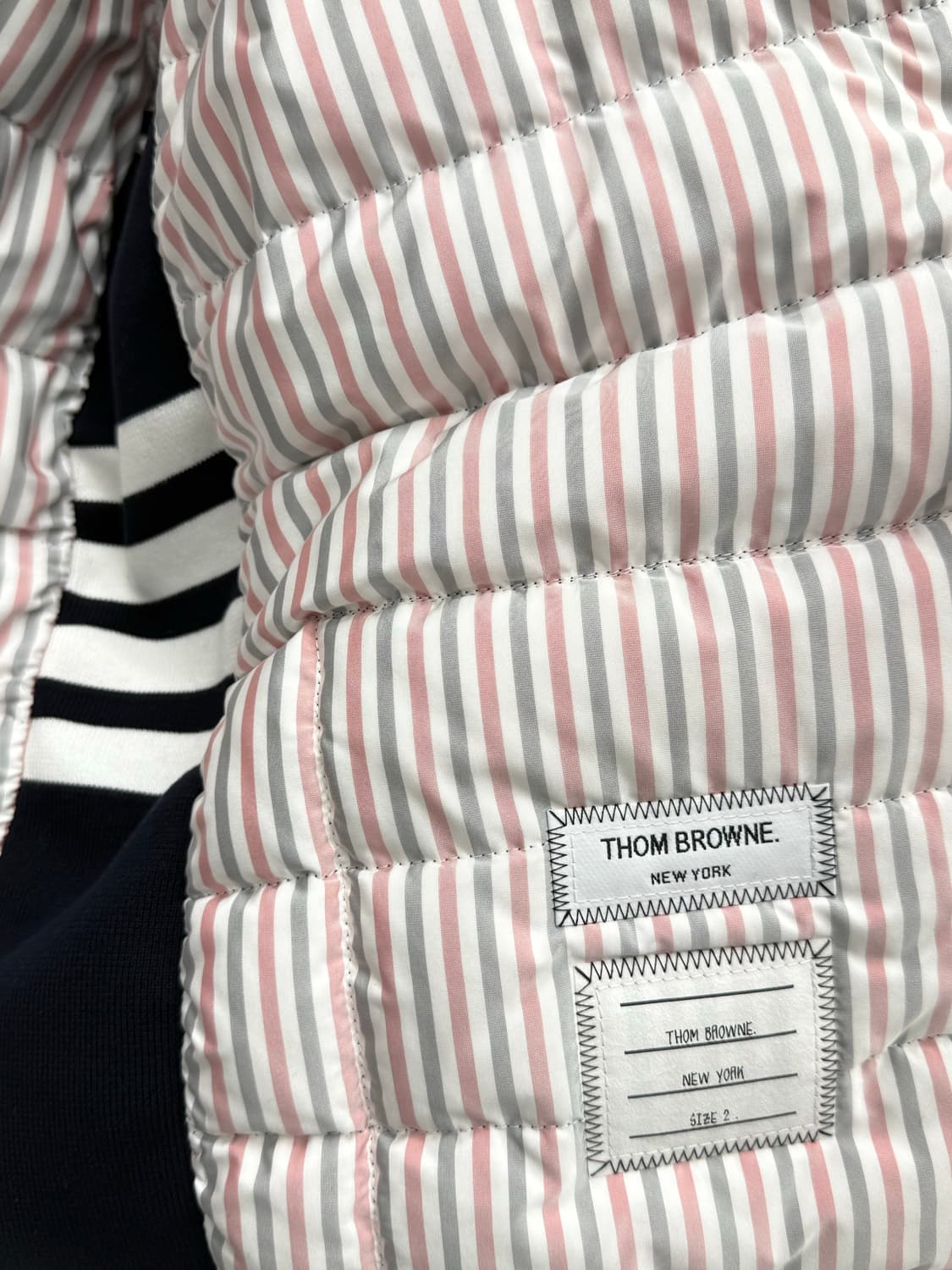 [2] 톰브라운 사선 후드 경량패딩 상품이미지6