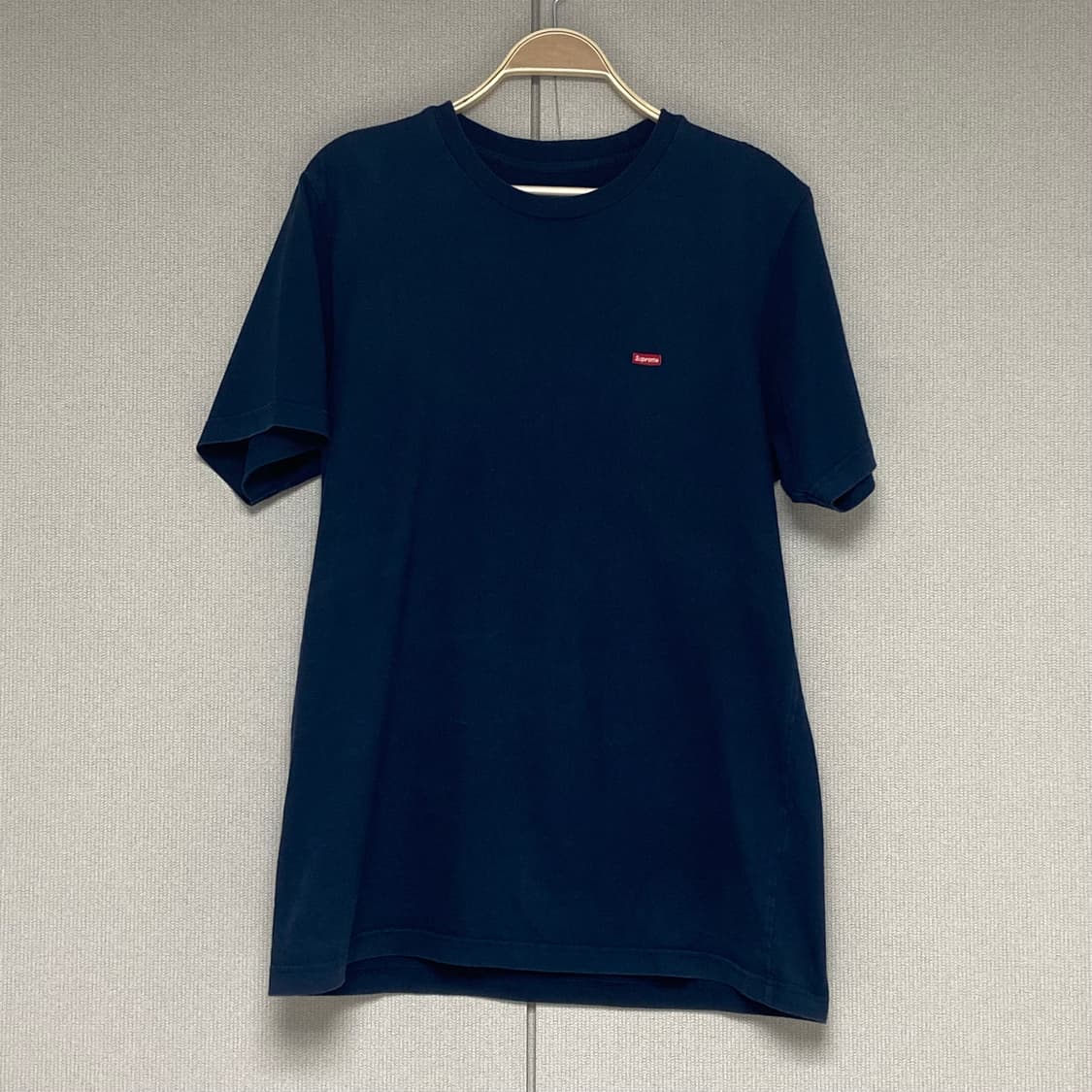 슈프림 스몰로고 네이비 반팔티  상품이미지1
