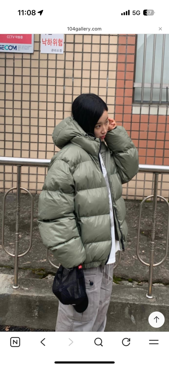 정가9 새거)) 104갤러리 카키 글로시 후드 패딩 상품이미지1