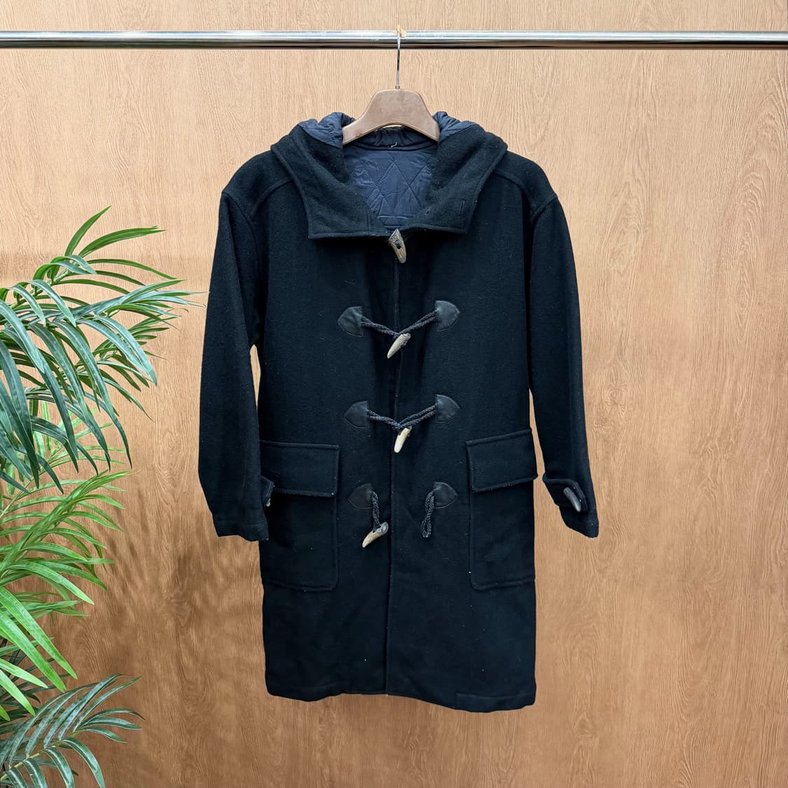 이세이미야케 클래식 후드 더플 코트 우드 토글 퀄팅 안감 디테일 블랙 상품이미지1