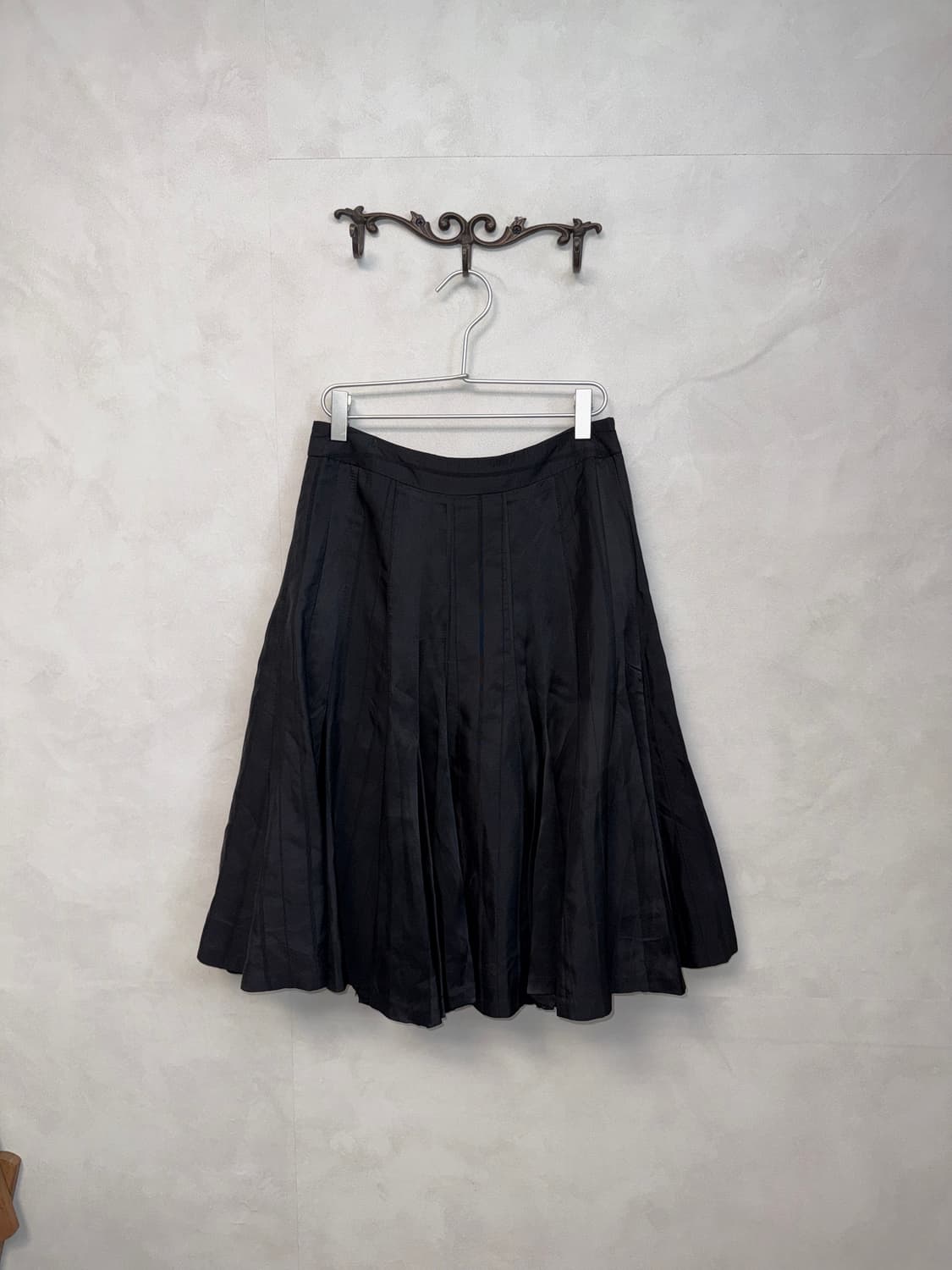 Black silk 100 satin pleats midi skirt 상품이미지1