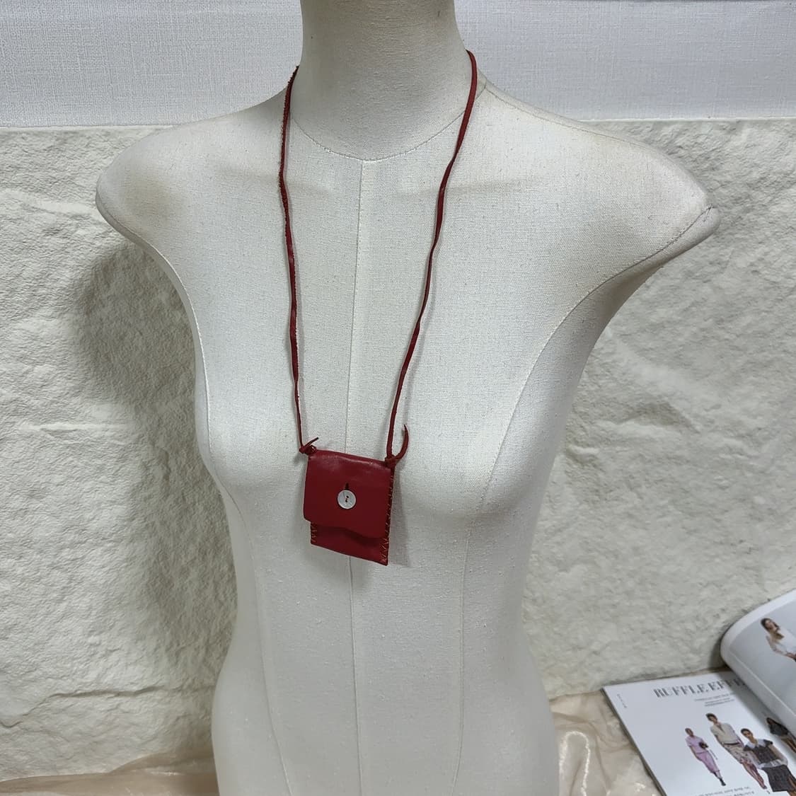 빈티지 빨간 가방 쉘 단추 쉬가죽 목걸이 상품이미지1