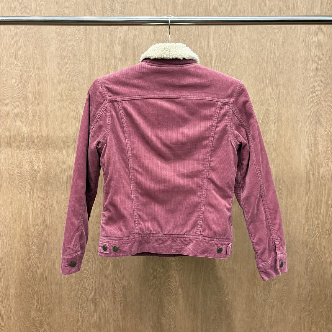 리 코듀로이 쉐르파 퍼 트러커 자켓 로고 탭 스냅 버튼 디테일 로즈 핑크 상품이미지3