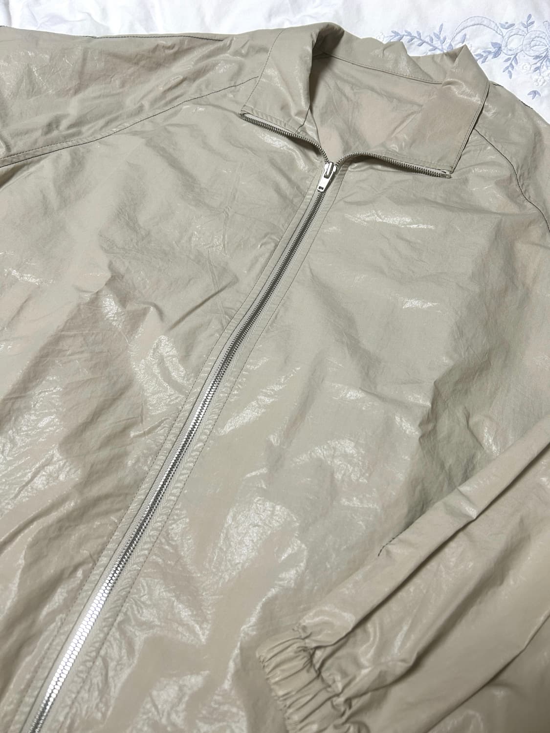 마뗑킴 로고 코팅 점퍼 베이지  상품이미지4