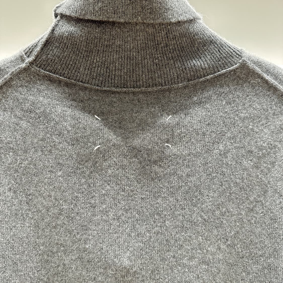 메종 마르지엘라 여성 그레이 캐시미어 터틀넥니트 85% 상품이미지4