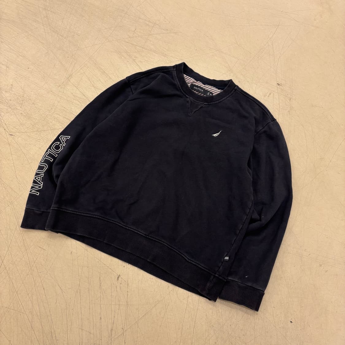 노티카 스몰로고 네이비 맨투맨 상품이미지1