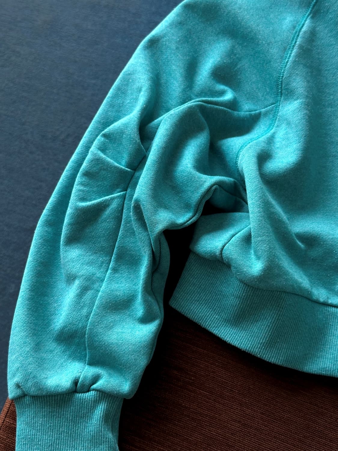 Design tuck sleeve cropped sweat P/O 상품이미지3