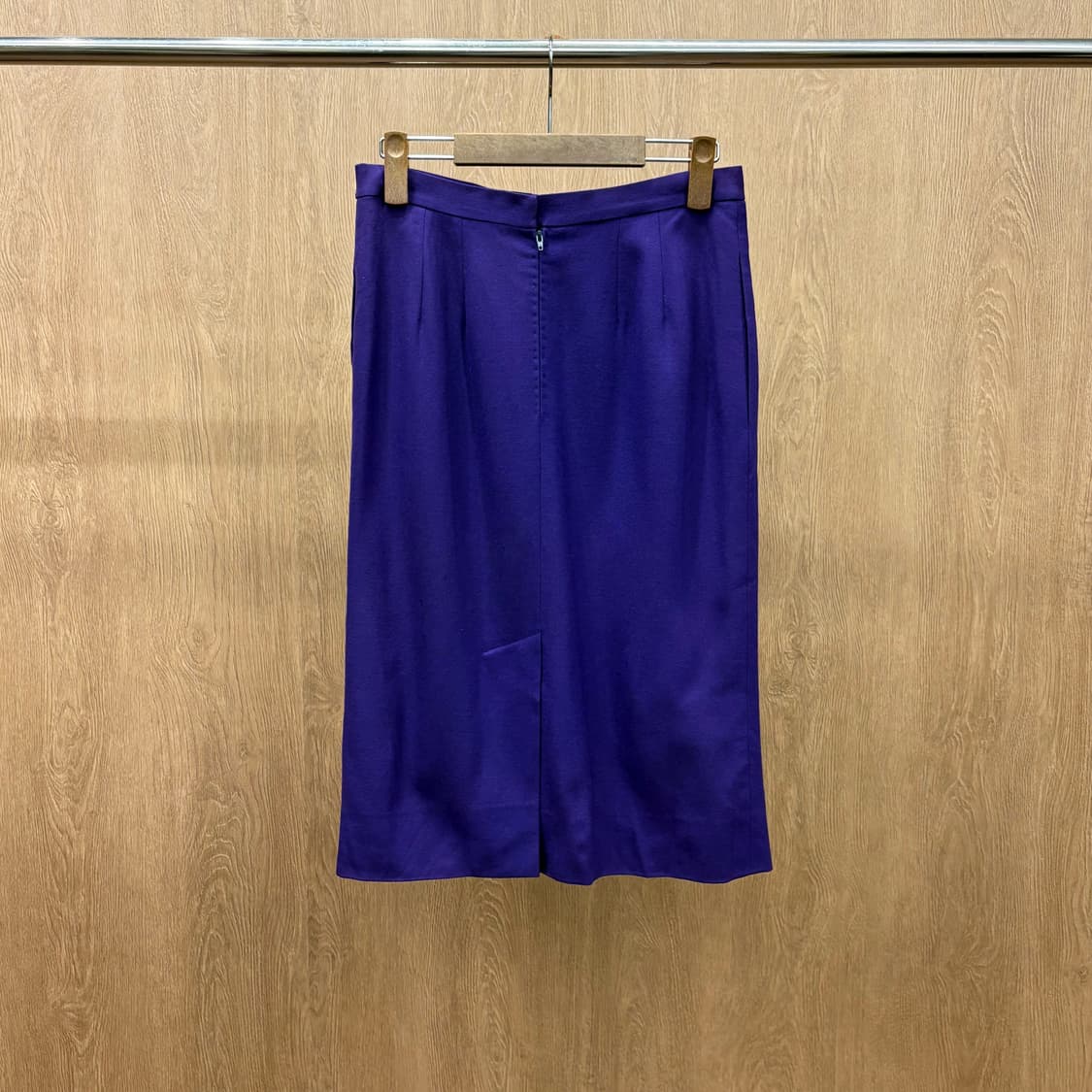 셀린느 미디 스커트 클래식 펜슬 실루엣 세로 절개 센터 슬릿 디테일 퍼플 상품이미지3