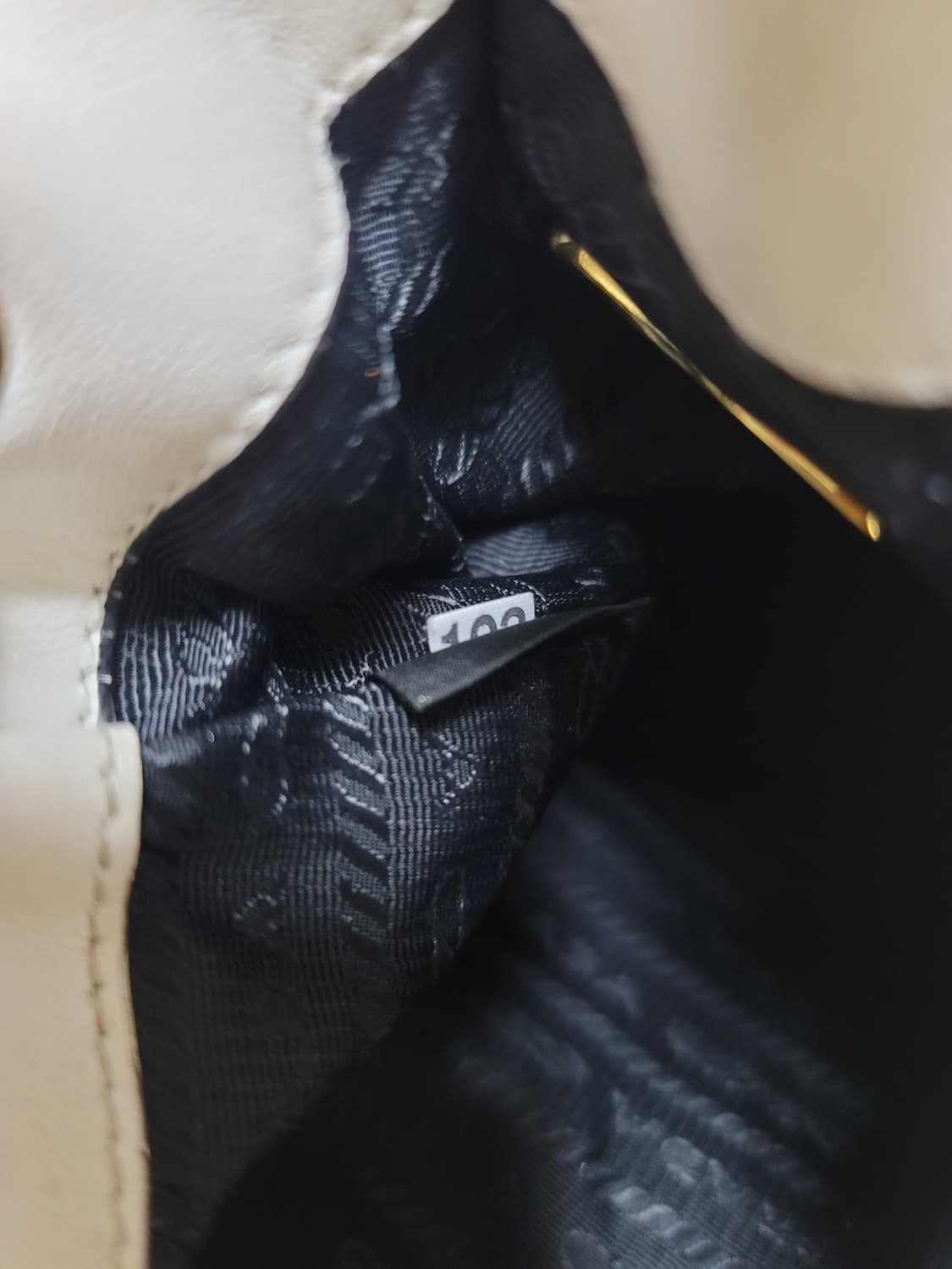 프라다 화이트 듀에 복조리 버킷백 상태굿

 상품이미지8