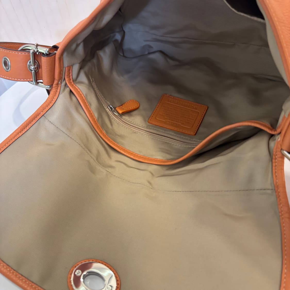 정품 코치 가죽 반달 크로스백     상품이미지7