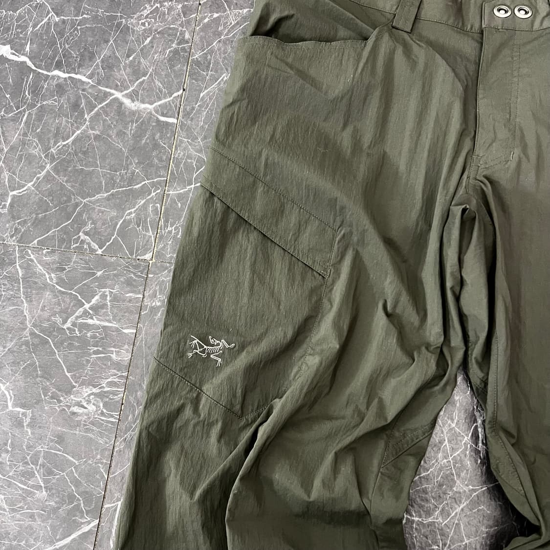 아크테릭스 로고 람파트 와이드 트랙팬츠 카키 상품이미지6