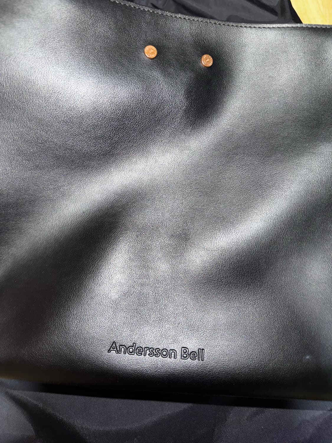 앤더슨벨  쿤달 아일렛 패치 레더백  상품이미지6