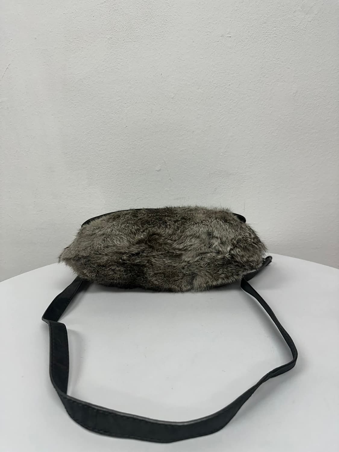 마이클코어스 y2k 토끼퍼 송치 체인 크로스바디 숄더백 상품이미지4