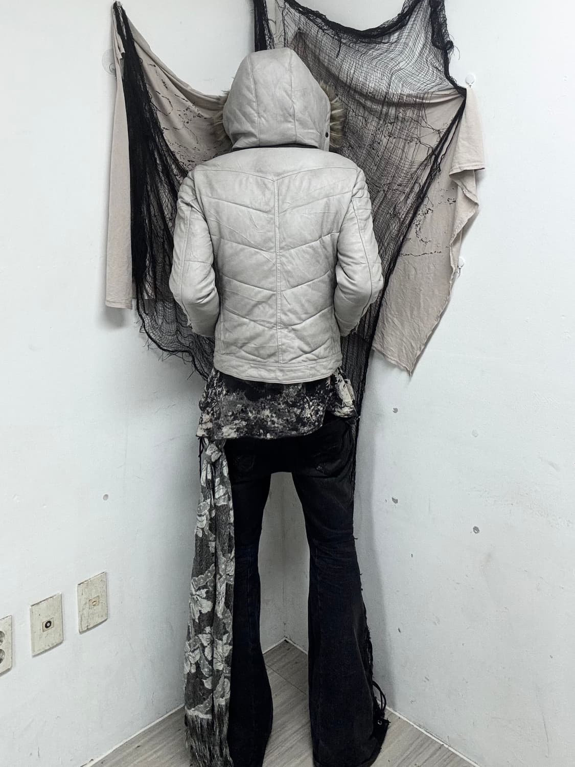 [HIDEAWAYS Nicole]VKEI Grey Leather Down 상품이미지4