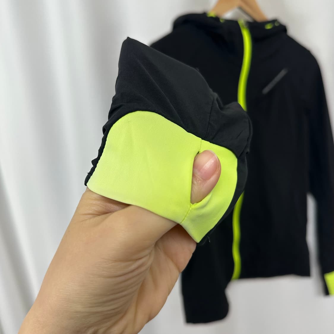  데상트 여자 런닝 후드 집업자켓 검정 85 상품이미지4