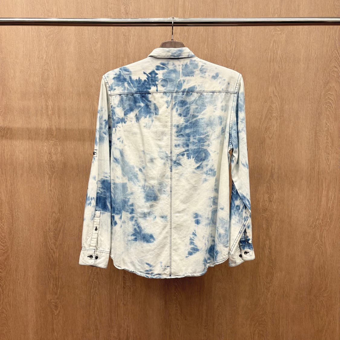 캘빈클라인 클래식 코튼 데님 셔츠 타이다이 워싱 플랩 포켓 디테일 블루 상품이미지3