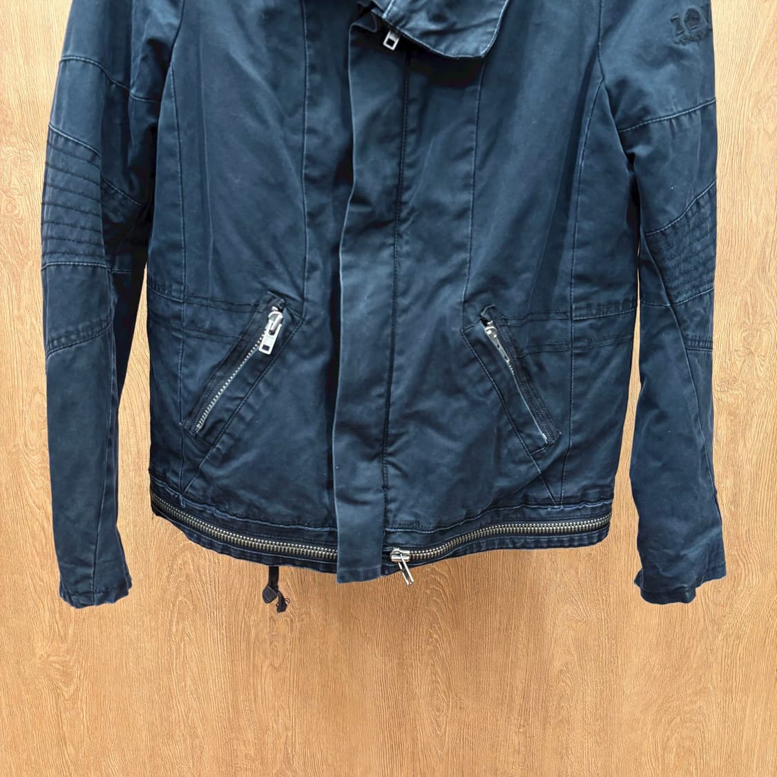 쟈딕 앤 볼테르 하이넥 자켓 플리스 안감 밑단 지퍼 디테일 블랙 상품이미지5