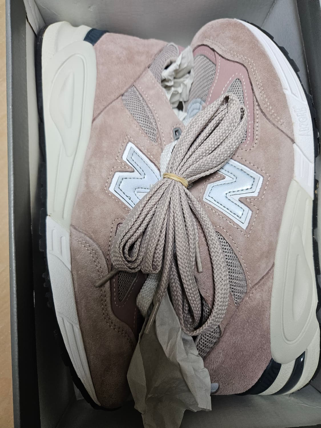 뉴발란스 Kith 990v2 rose 상품이미지1