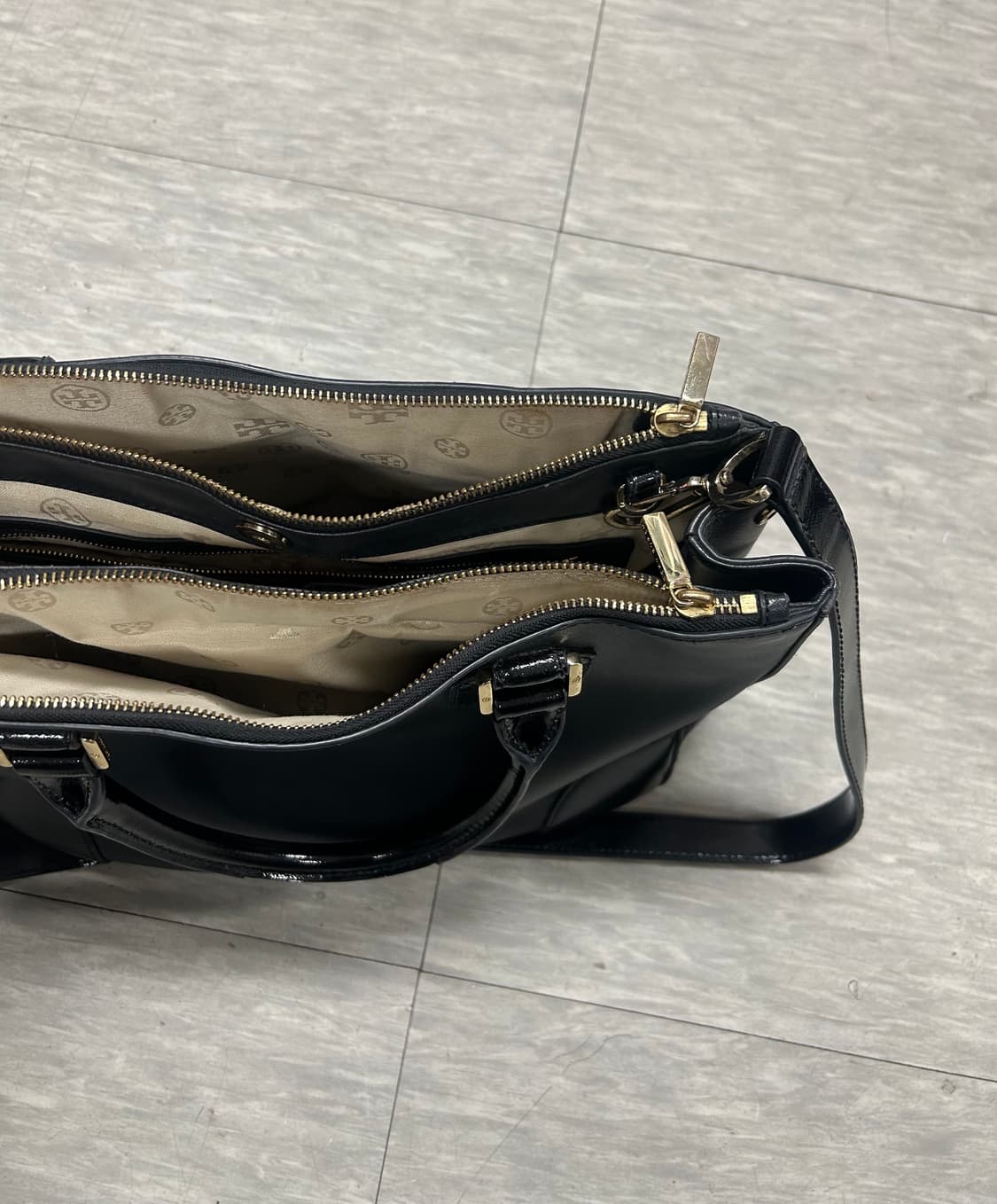 토리버치 블랙 가죽 토트백 상품이미지5