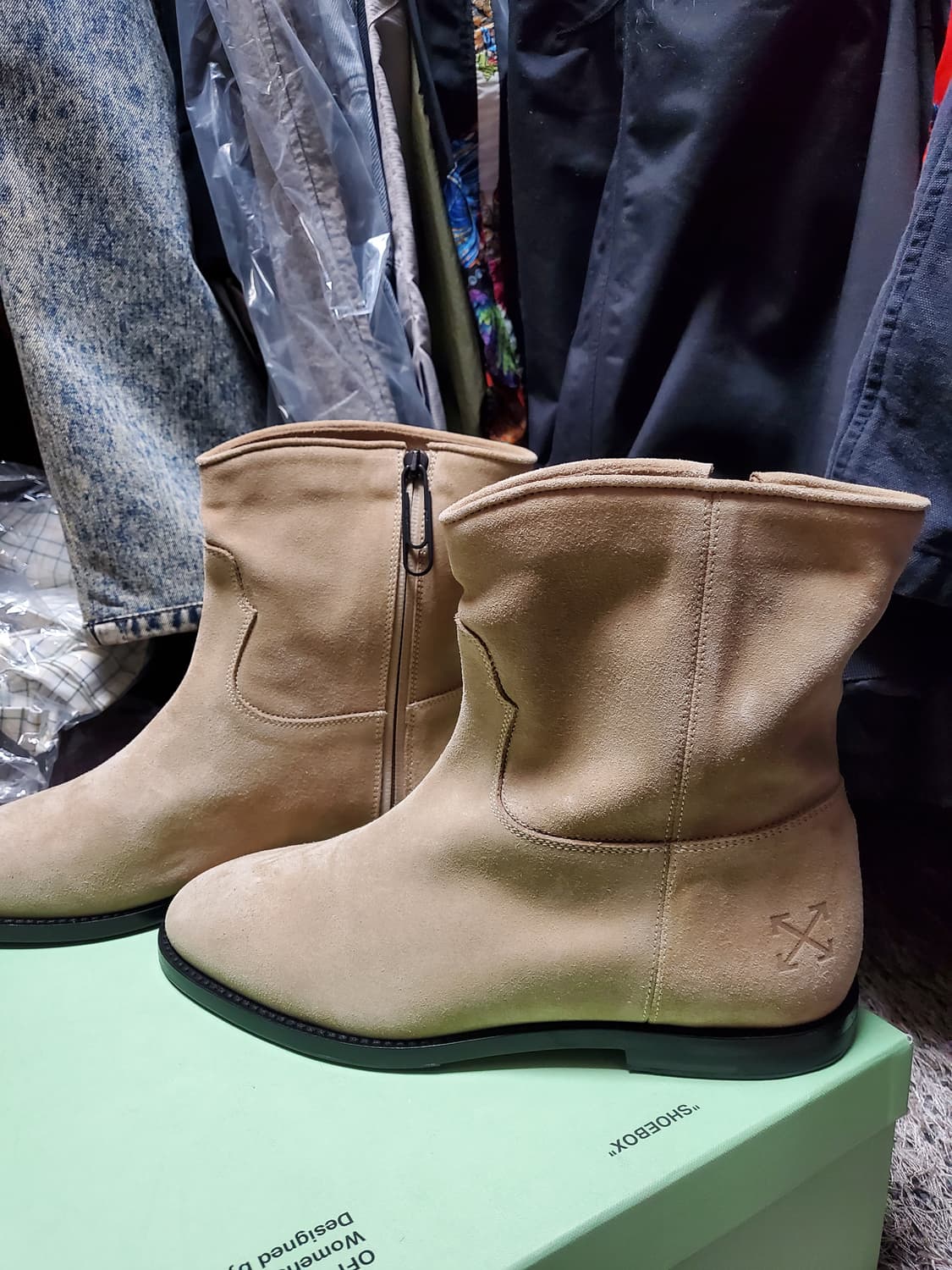 오프화이트 스웨이드 앵클 부츠 베이지 상품이미지1