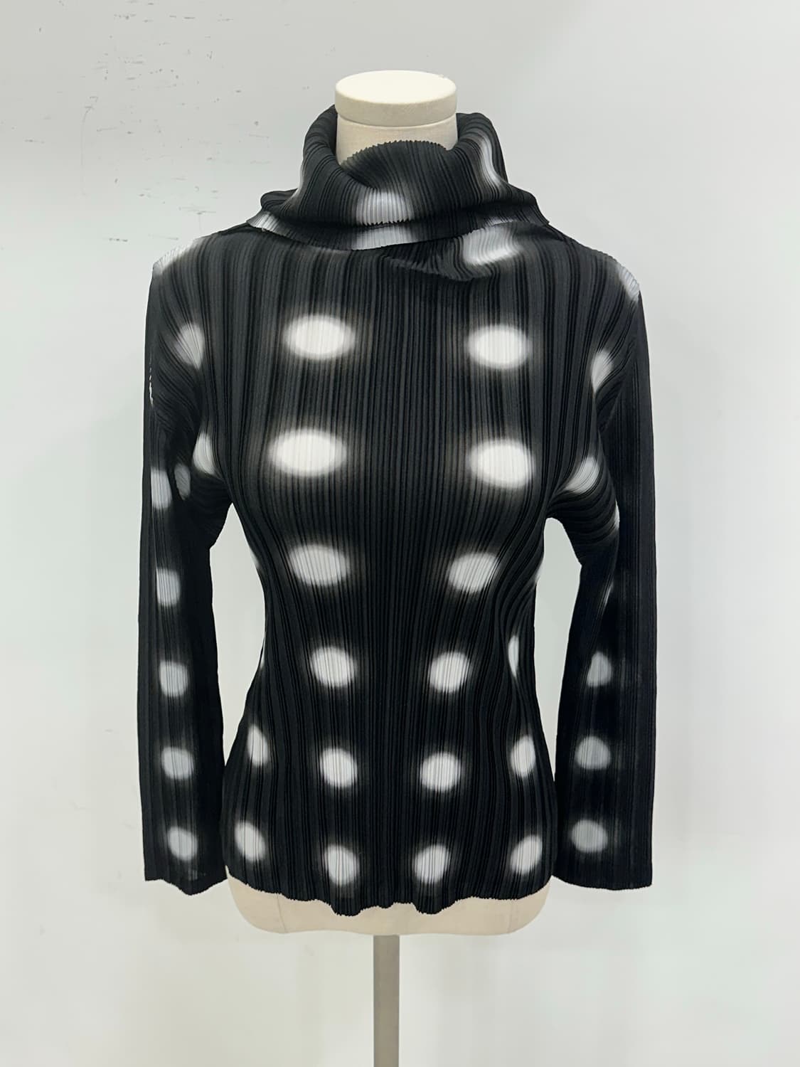 이세이미야케 플리츠 플리즈 터틀넥 상품이미지2