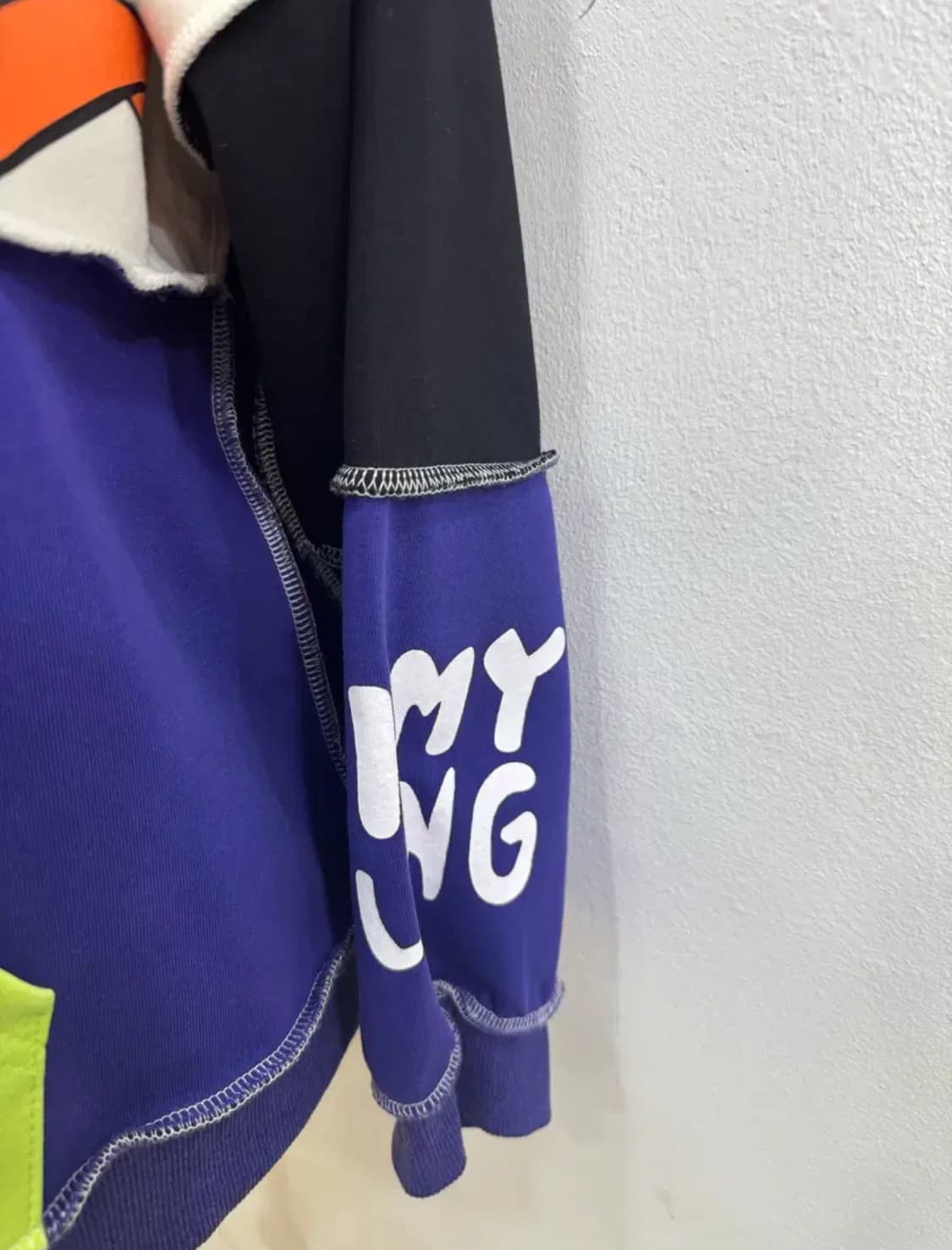 ARIAVIGA × UMHK 패치워크 그래픽 맨투맨/루니툰 캐릭터 상품이미지3