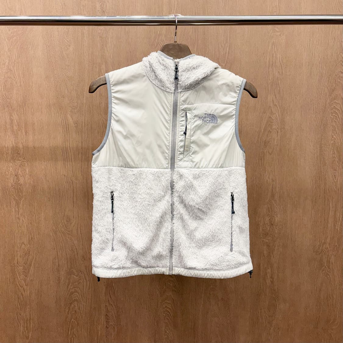 노스페이스 쉐르파 플리스 베스트 나일론 배색 지퍼 포켓 디테일 아이보리 상품이미지2