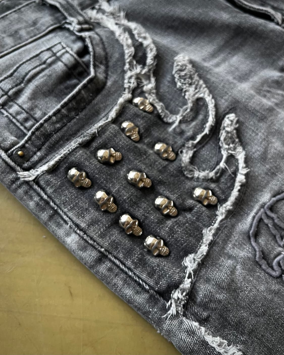 2000s Cloud 72 Skull Studed Denim Pants 상품이미지3