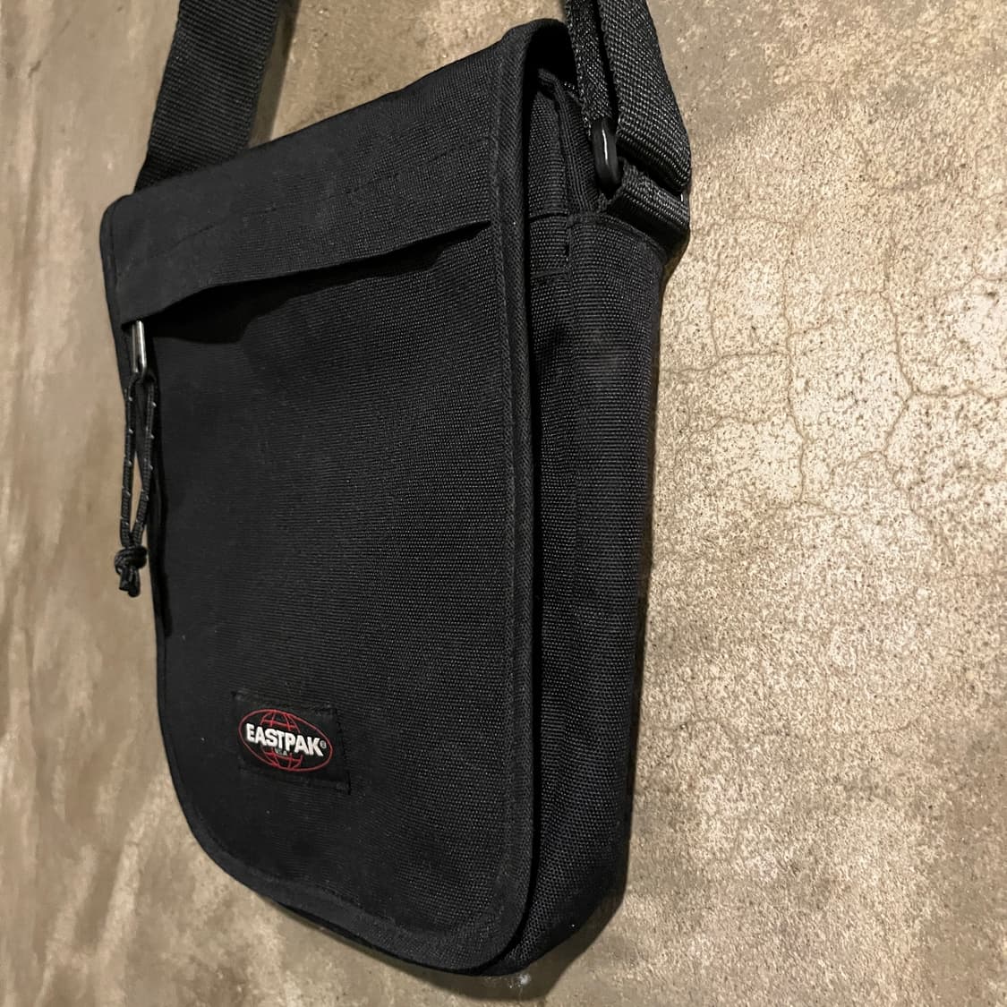 이스트팩 크로스백 상품이미지3