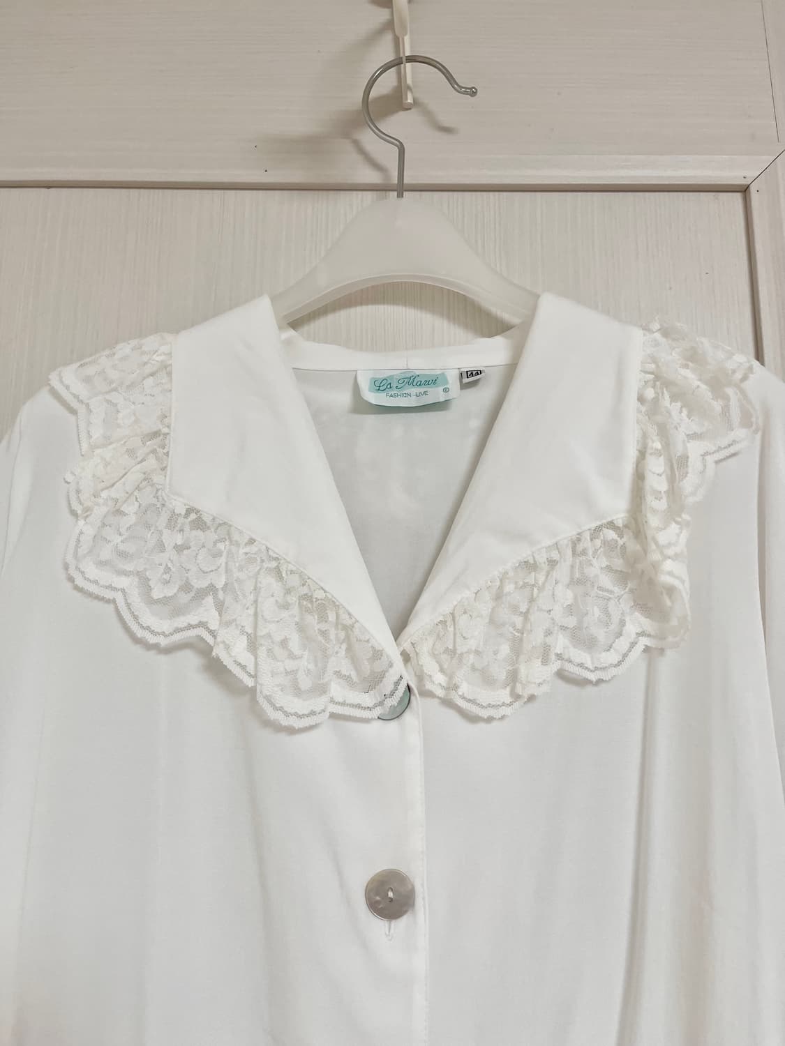 레이스 자개단추 실켓 블라우스 상품이미지2