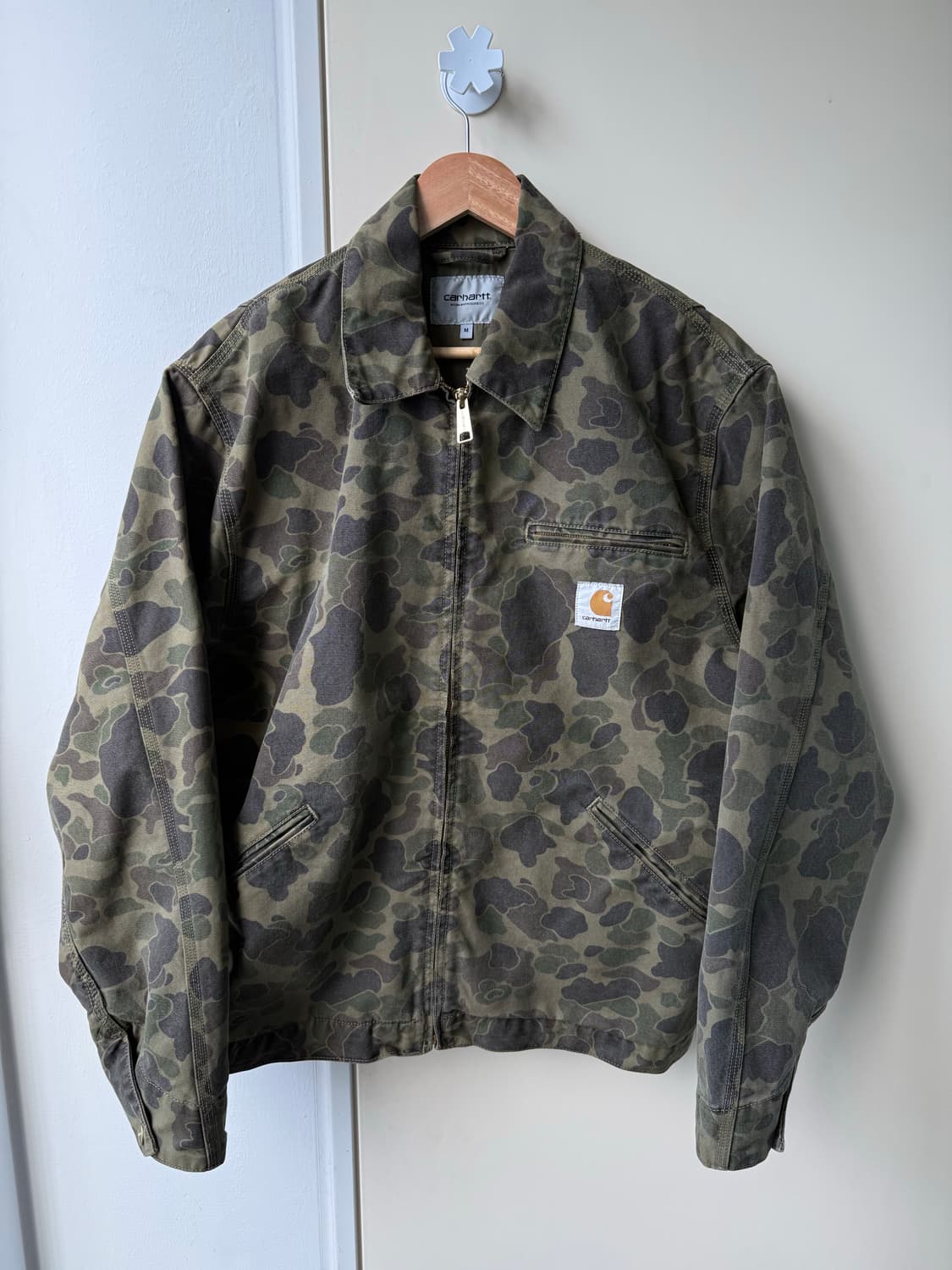 칼하트 24fw 덕 디트로이트 자켓 카모 상품이미지1