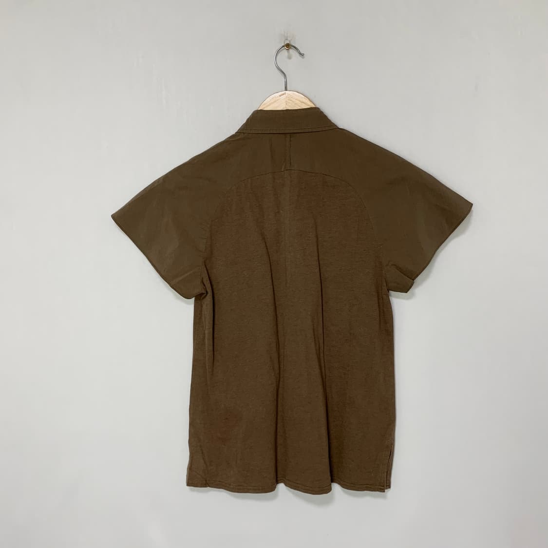 마가렛호웰 포켓 버튼 슬림핏 레글런 반팔 여성셔츠 브라운 빈티지 상품이미지4