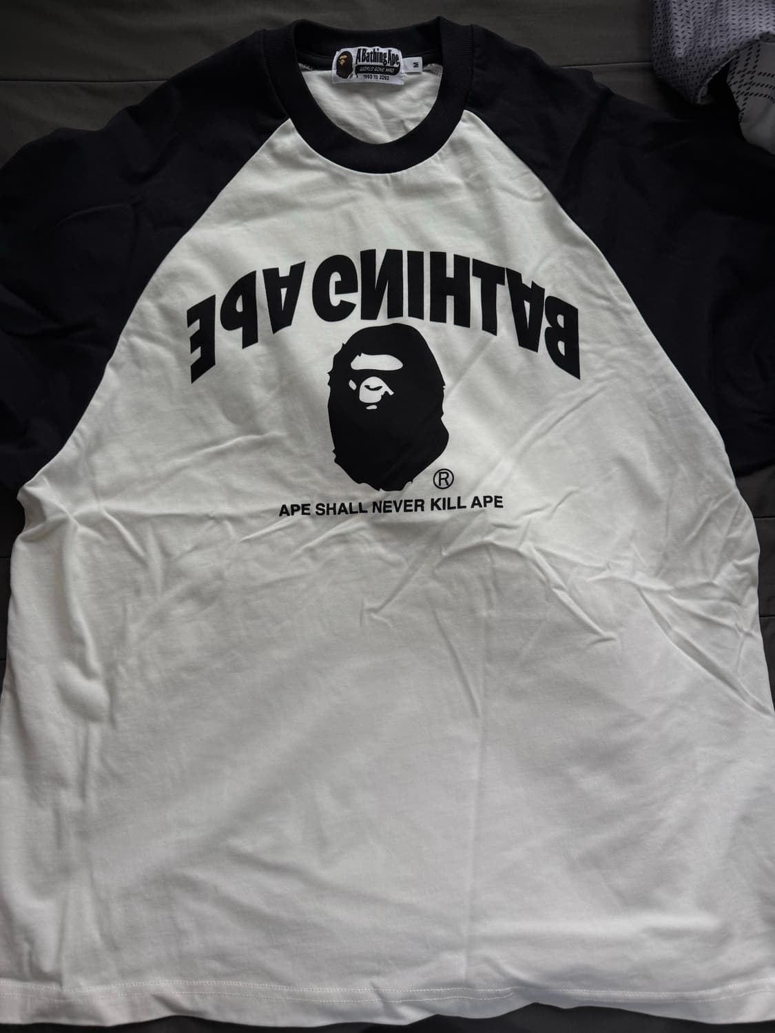 베이프 컬리지 래글런 레귤러 핏 롱슬리브 티셔츠 화이트 상품이미지2