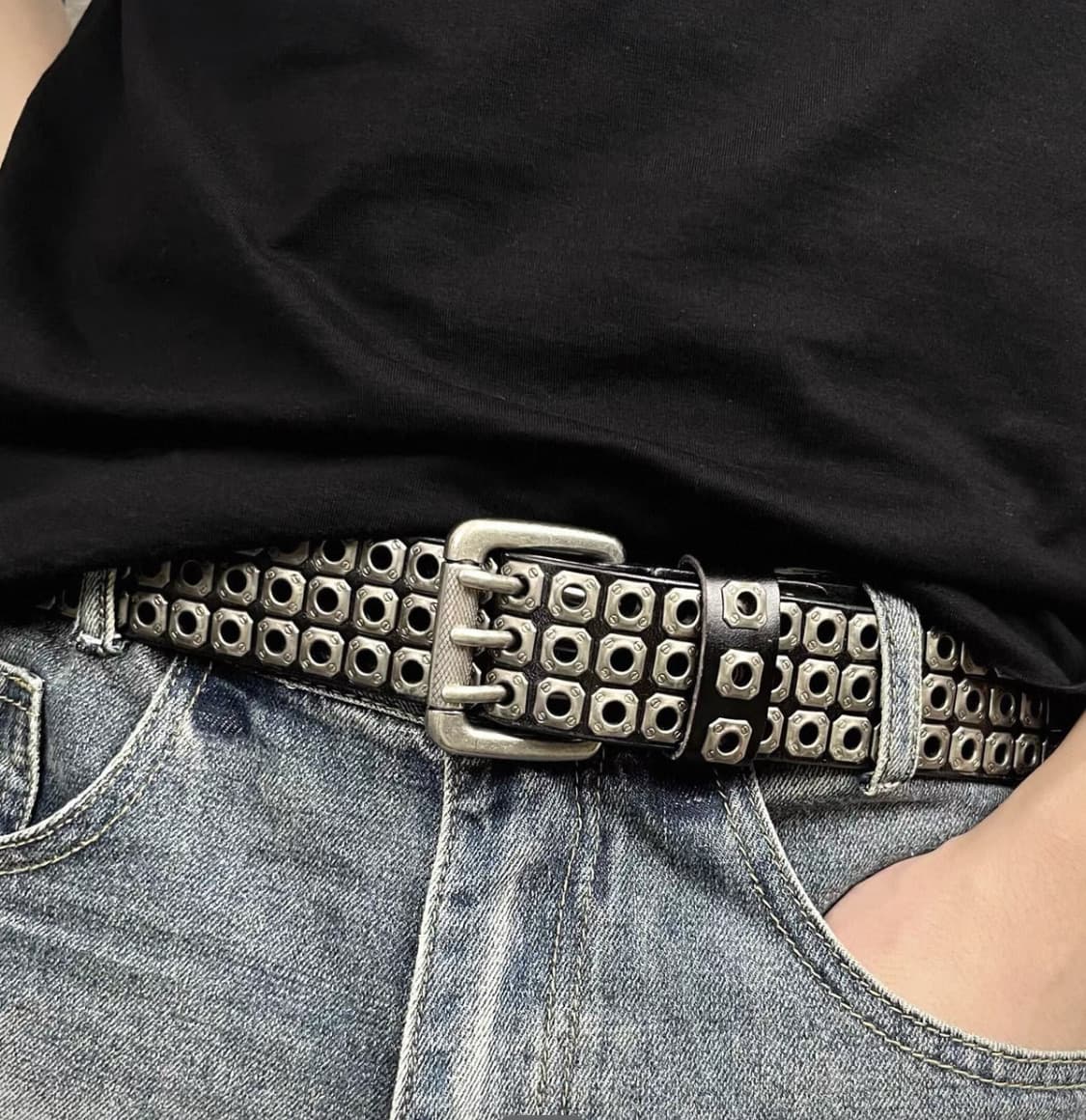 펑크 스타일의 검은색 가죽 아일렛 벨트입니다.  상품이미지5