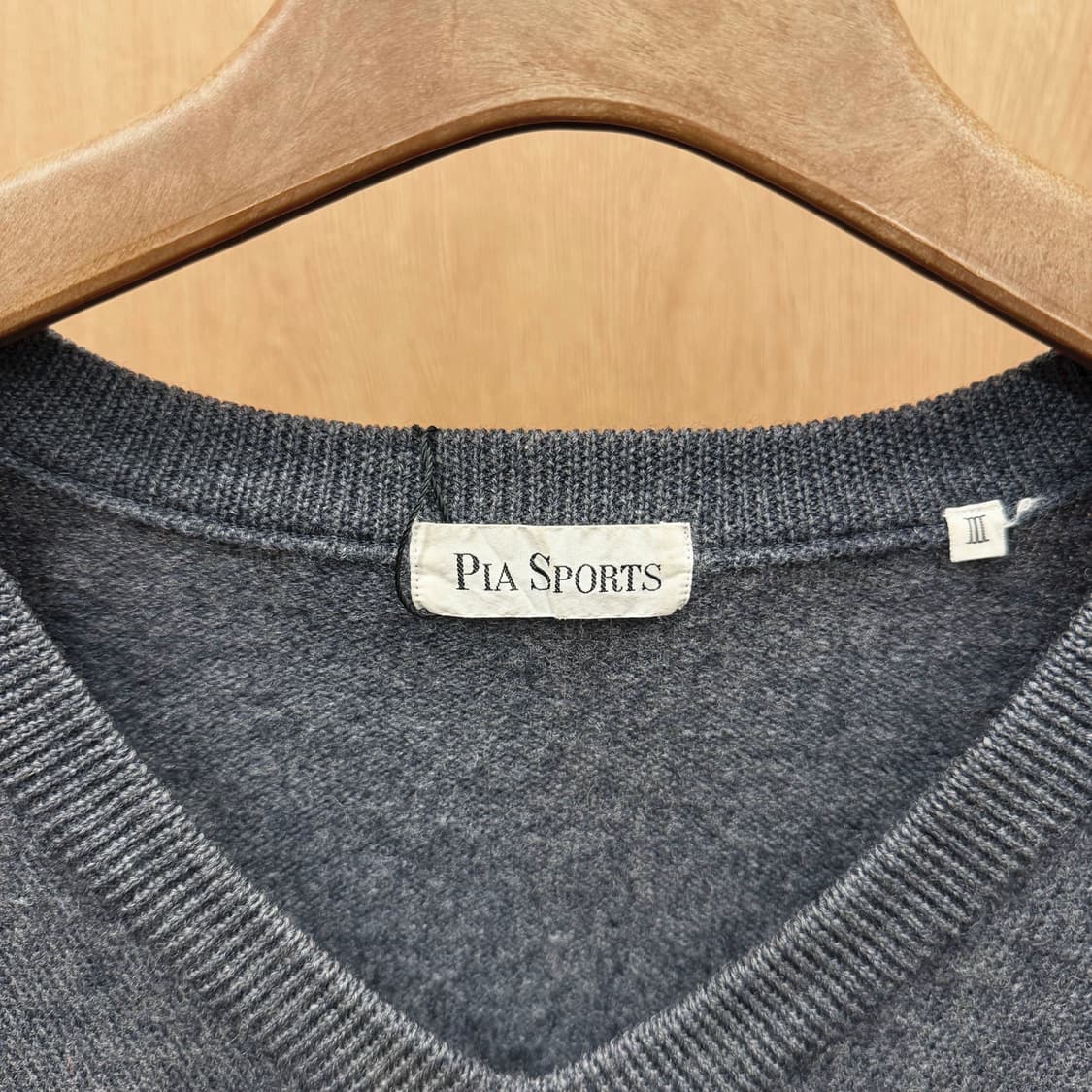 피아스포츠 울 브이넥 니트 포켓 버튼 로고 자수 디테일 차콜 상품이미지7