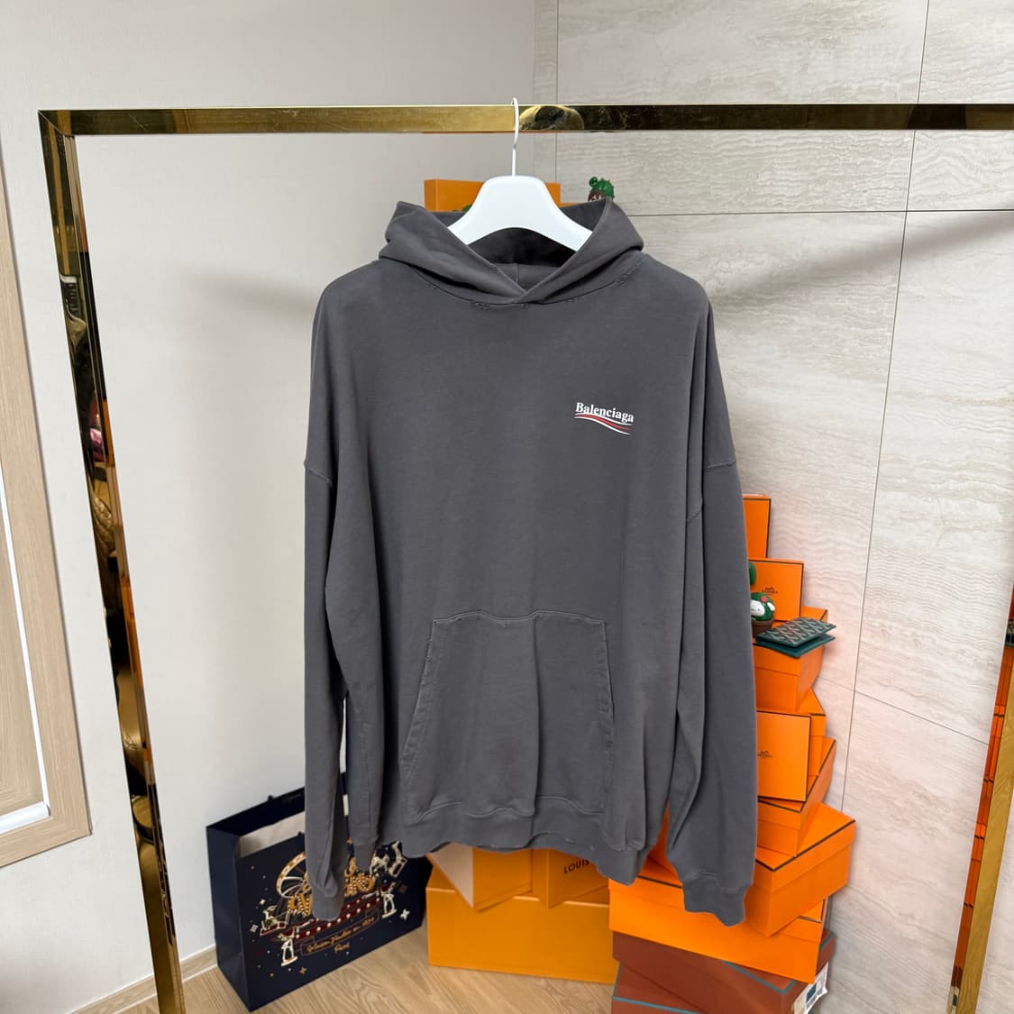 [XS,라지핏]발렌시아가 폴리티컬 데미지 웨이브로고 후드티 상품이미지1