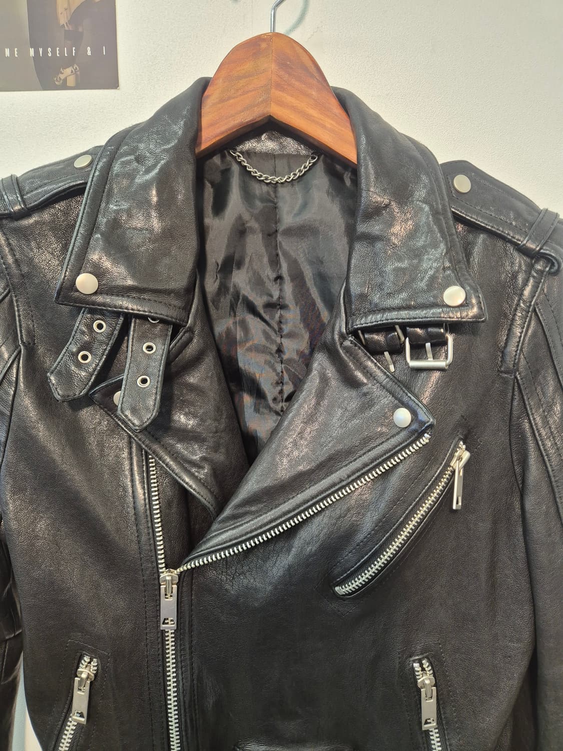 클래식한 디자인의 블랙 가죽 라이더 M
사이즈  상품이미지2