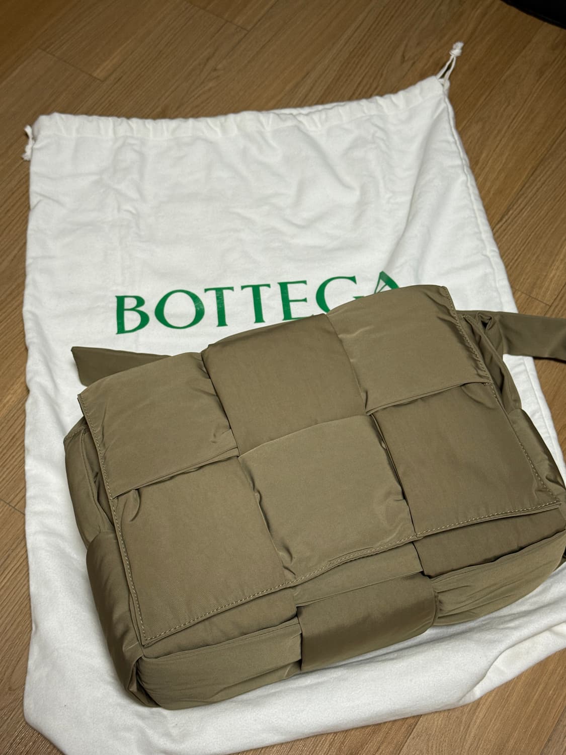 보테가 베네타 필로우 카세트백 토프 상품이미지1