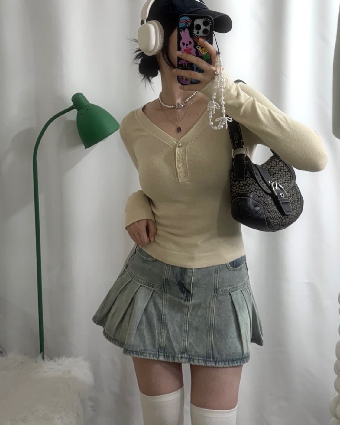 베이지 브이넥 슬림핏 버튼 니트 상품이미지1